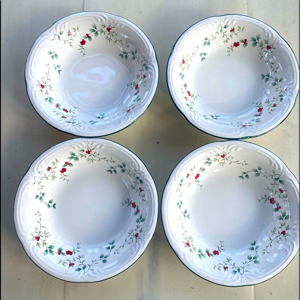 Pfaltzgraff Winterberry Large Rim Soup Bowl Set of 4 LIKE NEW!!!